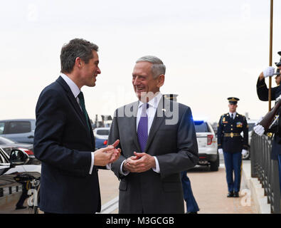 Il Segretario della Difesa James N. Mattis saluta il Regno Unito il Segretario di Stato per la difesa, Gavin Williamson, durante una delle Forze Armate Full Cordon cerimonia al Pentagono il fiume entrata in Arlington, Virginia, 1 febbraio 2018. (U.S. Esercito Foto Stock