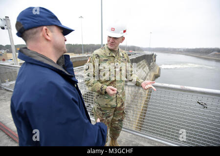 Lt. Col. Cullen Jones (destra), U.S. Esercito di ingegneri Nashville District commander, interagisce con gli Stati Uniti Coast Guard Lt. Pete McAndrew, U.S. La sicurezza marittima il distacco a Nashville, durante una gita sulla cima di Old Hickory diga sul fiume Cumberland in Old Hickory, Tennessee Essi partecipavano in primi responder giorno 1 febbraio 2018. (USACE Foto Stock