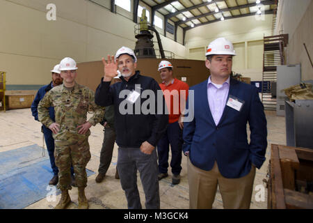 Joe Conatser (tenendo il lato alto), U.S. Esercito di ingegneri del distretto di Nashville power plant manager presso Old Hickory Diga, le risposte alle domande di un gruppo di operatori di primo soccorso nella centrale idroelettrica durante il primo giorno di soccorritori al progetto sulla Cumberland River in Old Hickory, Tennessee, 1 febbraio 2018. Lt. Col. Cullen Jones (in uniforme) e Patrick Sheehan (Blazer blu), Tennessee Emergency Management Agency direttore, hanno partecipato a questo tour. (USACE Foto Stock