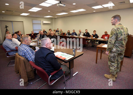 Lt. Col. Cullen Jones (destra), U.S. Esercito di ingegneri Nashville District commander, grazie federali, statali e locali di prima emergenza per partecipare ai primi responder giorno presso Old Hickory Dam in Old Hickory, Tennessee, 1 febbraio 2018. Foto Stock