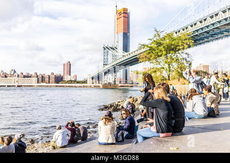 Brooklyn, Stati Uniti d'America - 28 Ottobre 2017: Dumbo fuori dall esterno all'aperto in NYC New York City, persone nelle aree urbane Main Street Park, cityscape skyline e bridge Foto Stock