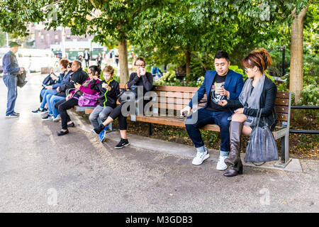 Brooklyn, Stati Uniti d'America - 28 Ottobre 2017: fuori all'aperto in NYC New York City Ponte di Brooklyn Park con molti folla di gente giovane asiatico a mangiare il gelato s Foto Stock