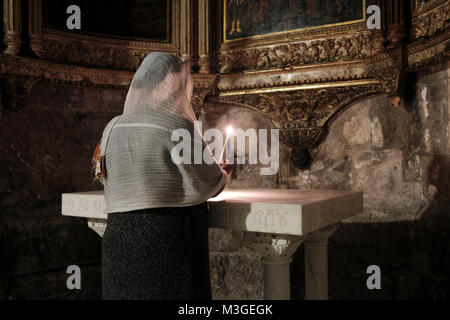 Pellegrino cristiano dall Africa pregare presso la cappella Greca di San Longino il centurione romano che hanno trafitto di Cristo e convertito al cristianesimo all interno della chiesa del Santo Sepolcro la Città Vecchia di Gerusalemme Est Israele Foto Stock