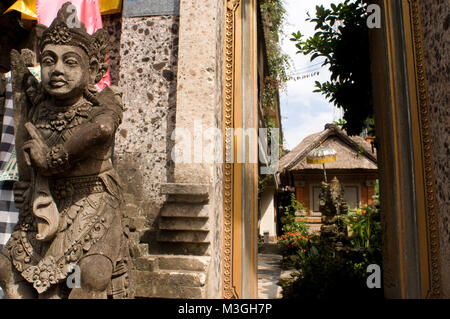 Statua all'ingresso di un tempio indù nella città di Ubud Bali Indonesia Foto Stock