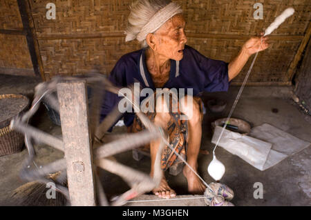 Una donna cuce su un vecchio telaio tradizionale nel villaggio di Rembitan. A sud dell' isola è il cuore della tradizionale cultura sesaks, specifiche Foto Stock