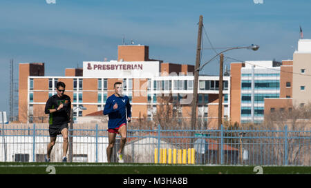 Stati Uniti Air Force Capt. Kristopher Houghton, 377 Aria ala base personale assistente giudice avvocato, treni con Mica Comstock per un Conseil International du Sport Militaire (CISM) gara a Milne Stadium di Albuquerque, N.M., Feb. 1. Comstock è un ex U.S. Esercito primo luogotenente e è un tempo tre CISM qualificatore. (U.S. Air Force Foto Stock