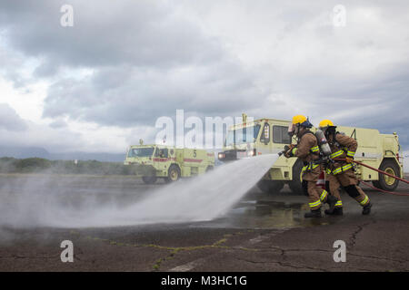 Stati Uniti Marines con aeromobili Rescue Fire Fighting (ARFF) approccio masterizzazione di un aeromobile di addestramento con manichette da incendio durante un incendio della ruota di esercizio a ovest di campo, Marine Corps Air Station, Febbraio 2, 2018. ARFF condotto una ruota esercitazione antincendio al fine di migliorare le competenze nella valutazione e spegnere un incendio utilizzando il Mobile aerei antincendio dispositivo di formazione. (U.S. Marine Corps Foto Stock