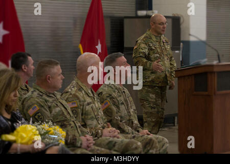 Col. David P. Shafer, West Virginia Guardia Nazionale dell'Ingegnere 111Brigata comandante uscente, (estrema destra) indirizzi di partecipanti e i soldati del 111Brigata ingegnere a seguito della modifica formale del comando cerimonia. Illustri ospiti inclusi (da sinistra a destra) Kelly Holt, comandante in arrivo Col. Murray Holt, comando Sgt. Il Mag. James Allen e il Mag. Gen. James Hoyer, che ha presieduto la cerimonia, Domenica 4 febbraio, 2018 in Eleanor, W.Va. Foto Stock