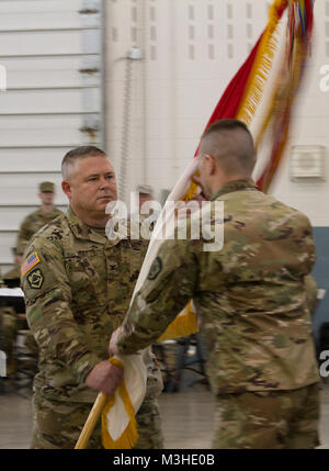 Col. Murray E. Holt, comandante in entrata del West Virginia Guardia Nazionale 111Engineer brigata, passata la brigata guidon al Comando dei vigili del fuoco Sgt. Il Mag. Il Ciad Moneypenny durante il West Virginia Guardia Nazionale dell'Ingegnere 111Brigata modifica formale della cerimonia di comando Domenica Febbraio 4, 2018 in Eleanor, W.Va. Col. Murray E. Holt comando ricevuto da Col. David P. Shafer. Foto Stock