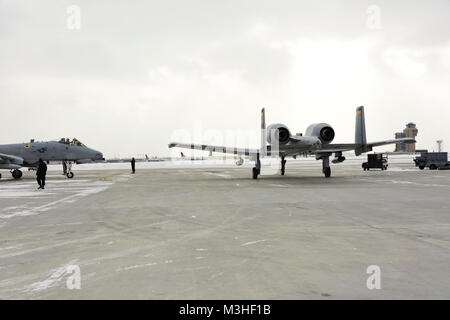 Due A-10C IIs Thunderbolt taxi per la partenza a Minneapolis-St. Paolo riserva d'aria Stazione, Minn., Febbraio 5, 2018. L'A-10 Demo Team visitato Minneapolis per supportare una forza aerea del patrimonio del cavalcavia di volo per il Super Bowl 52. (U.S. Air Force Foto Stock