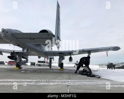 Stati Uniti Air Force Staff Sgt. Andre Gonzales, A-10C Thunderbolt II team di dimostrazione sistemi avionici artigiano, rotoli su un coperchio di motore a Minneapolis-St. Paolo riserva d'aria Stazione, Minn., Febbraio 5, 2018. L'A-10 Demo Team visitato Minneapolis a supporto di una Air Force patrimonio cavalcavia di volo per il Super Bowl 52. (U.S. Air Force Foto Stock