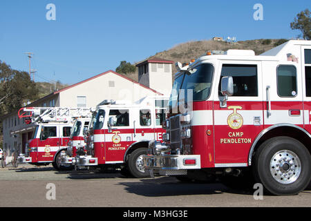 Camp Pendleton vigili del fuoco condotta annuale e la decontaminazione di materiali pericolosi sul training Camp Pendleton, California, 6 feb, 2018. La formazione garantisce Camp Pendleton è la preparazione e la prontezza nel caso di una emergenza HAZMAT. (U.S. Marine Corps Foto Stock