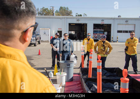 Camp Pendleton pompiere Amanda Smith incarica altri vigili del fuoco in quanto essi condotta annuale e la decontaminazione di materiali pericolosi sul training Camp Pendleton, California, 6 feb, 2018. La formazione garantisce Camp Pendleton è la preparazione e la prontezza nel caso di una emergenza HAZMAT. (U.S. Marine Corps Foto Stock