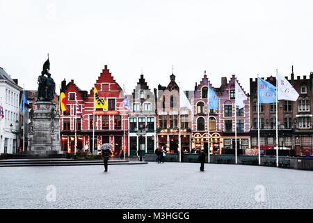 Bruges, Belgio square. Edificio colorato in background con bandiere al vento dopo la pioggia. Foto Stock