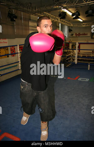 Lexington Bridge besuchten Felix Sturm im Universum Boxstall und bekamen Box Lektionen vom Champion Foto Stock