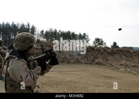 Un U.S. Soldato assegnati al 5° Stormo, 4° reggimento di cavalleria, 2° Brigata corazzate contro la squadra, 1a divisione di fanteria, Fort Riley, Kansas spara un M320 lanciagranate durante il corso di formazione in corrispondenza di Grafenwoehr Area Formazione, Germania, 6 febbraio 2018. La formazione con il lanciagranate era parte di una sessione di formazione che comprendeva vari altri compiti come la familiarizzazione con i militari Usa armi e difesa contro i prodotti chimici e biologici minacce. (U.S. Esercito Foto Stock