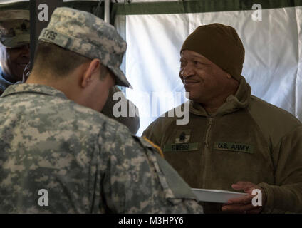 Il comando Sgt. Principali Craig Owens, il comando sergente maggiore per il duecentesimo della Polizia Militare comando, passa attraverso la linea di servizio della 530th MP battaglione mobile della tenda cucina Febbraio 3, 2018 in Camp Ashland, Nebraska. Il 530th MP Bn., sotto il duecentesimo MPC, sono uno dei quattro finalisti in rappresentanza di Stati Uniti La riserva di esercito di competere nel dipartimento dell'esercito di Philip A. Connelly Awards Program per eccellenza dell'esercito in servizio di ristorazione. (U.S. Esercito Foto Stock