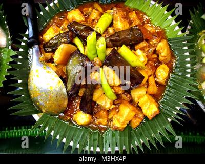 Foto di Filippino piatto denominato Pinakbet di maiale o di maiale saltata in salsa di gamberi con verdure miste Foto Stock