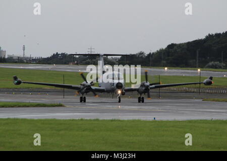 91-00516, un Beechcraft RC-12X Guardrail azionata dall'esercito degli Stati Uniti, arrivando all'Aeroporto di Prestwick in Ayrshire. Foto Stock