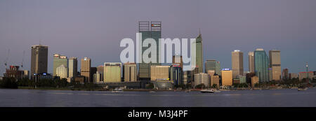 Una vista sul fiume Swan guardando la città di Perth, Western Australia. Foto Stock