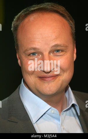 Oliver Welke praesentiert sich als Nachfolger von Eva Herman bei "Wer cappelli gesehen', NDR, Studio Hamburg, 19.05.2008 Foto Stock