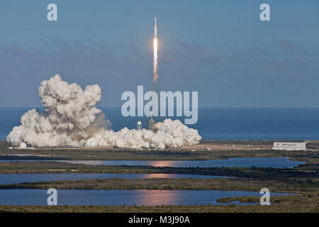 Pechino, USA. 6 febbraio, 2018. Un SpaceX Falcon razzo pesante solleva dalla Florida del Kennedy Space Center, gli Stati Uniti, 6 febbraio 2018. Credito: NASA/Xinhua/Alamy Live News Foto Stock