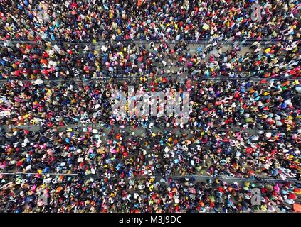 (180211) -- Pechino, 11 febbraio, 2018 (Xinhua) -- File foto scattata nel Febbraio 2, 2016 mostra i passeggeri in attesa presso la Stazione Ferroviaria di Guangzhou a causa di neve pesante a Guangzhou, Cina del sud della provincia di Guangdong. Non importa che cosa il trasporto di strumenti che possono assumere, tutti i cinesi hanno il solo desiderio durante il Festival di Primavera di viaggio rush - tornando a casa. La spettacolare migrazione di popolazione ogni anno in Cina riflette anche lo sviluppo della società e dell'economia. Festival di primavera, o meglio conosciuto come il nuovo anno lunare cinese, è il più importante festival per tutti i cinesi, che ha una storia di più di Foto Stock