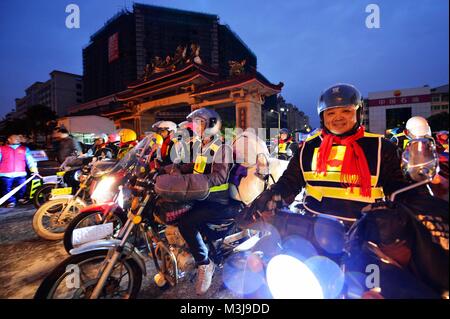 (180211) -- Pechino, 11 febbraio, 2018 (Xinhua) -- File foto scattata a gennaio 30, 2016 mostra le persone a guidare moto a tornare a casa per la raccolta di partenza in una stazione di benzina in Shishi, a sud-est della Cina di provincia del Fujian. Non importa che cosa il trasporto di strumenti che possono assumere, tutti i cinesi hanno il solo desiderio durante il Festival di Primavera di viaggio rush - tornando a casa. La spettacolare migrazione di popolazione ogni anno in Cina riflette anche lo sviluppo della società e dell'economia. Festival di primavera, o meglio conosciuto come il nuovo anno lunare cinese, è il più importante festival per tutti i cinesi, che ha una storia di Foto Stock