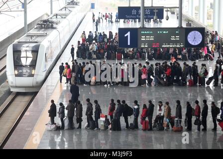 (180211) -- Pechino, 11 febbraio, 2018 (Xinhua) -- File foto scattata il 8 gennaio, 2012 mostra i passeggeri in coda per prendere un treno bullet in Taizhou stazione ferroviaria, est della Cina di Provincia dello Zhejiang. Non importa che cosa il trasporto di strumenti che possono assumere, tutti i cinesi hanno il solo desiderio durante il Festival di Primavera di viaggio rush - tornando a casa. La spettacolare migrazione di popolazione ogni anno in Cina riflette anche lo sviluppo della società e dell'economia. Festival di primavera, o meglio conosciuto come il nuovo anno lunare cinese, è il più importante festival per tutti i cinesi, che ha una storia di più di 4.000 anni. Ho Foto Stock