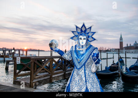 Venezia, Italia. Xi Febbraio, 2018. Carnevale a Venezia in Piazza San Marco vicinanze, persone vestite e in posa di costumi di carnevale. Credito: pmgimaging/Alamy Live News Foto Stock