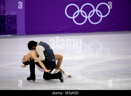 Gangneung, Corea del Sud. Xi Febbraio, 2018. competere durante l'evento di team coppia pattinaggio pattinaggio gratuito al PyeongChang 2018 Giochi Olimpici Invernali a Gangneung Ice Arena di domenica 11 febbraio, 2018. Credito: Paolo Kitagaki Jr./ZUMA filo/Alamy Live News Foto Stock