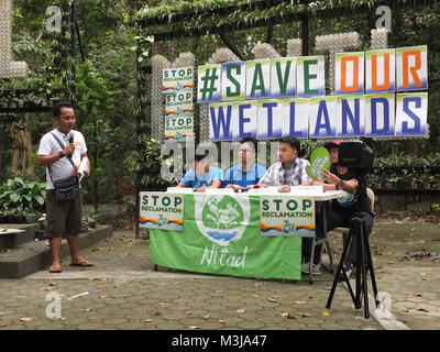 Manila, Filippine. 10 Febbraio, 2012. Kathy Yamzon (sinistra), vice segretario generale del gruppo militante, BAYAN-NCR introdurre il partecipante all'inizio della conferenza stampa.i gruppi verdi, NILAD e le organizzazioni sotto il jolly per le zone umide rete compresi terra isola Institute-Philippines tiene una conferenza stampa di oggi contro la carta modifica dell'amministrazione Duterte. Credito: Josefiel Rivera/SOPA/ZUMA filo/Alamy Live News Foto Stock