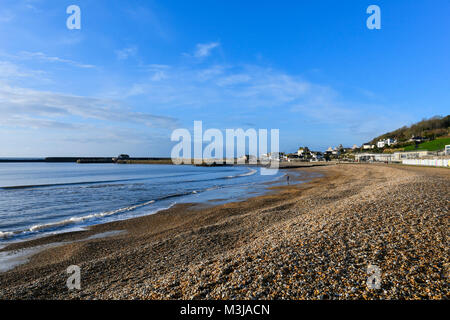 Lyme Regis, Dorset, Regno Unito. Xi Febbraio 2018. Regno Unito Meteo. La spiaggia su una mattina di sole a Lyme Regis nel Dorset durante la scuola half term holidays. Credito Foto: Graham Hunt/Alamy Live News. Foto Stock