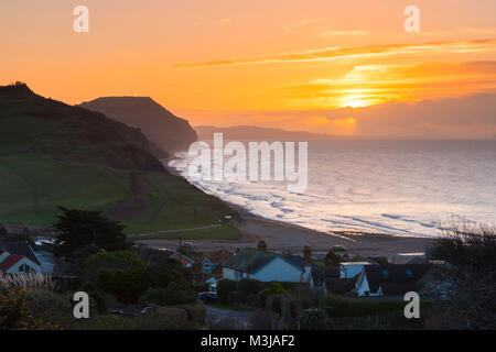 Charmouth, Dorset, Regno Unito. Xi Febbraio 2018. Regno Unito Meteo. Una spettacolare alba visto da Charmouth su Jurassic Coast di Dorset guardando verso il Golden Cap. Credito Foto: Graham Hunt/Alamy Live News. Foto Stock