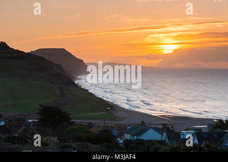 Charmouth, Dorset, Regno Unito. Xi Febbraio 2018. Regno Unito Meteo. Una spettacolare alba visto da Charmouth su Jurassic Coast di Dorset guardando verso il Golden Cap. Credito Foto: Graham Hunt/Alamy Live News. Foto Stock