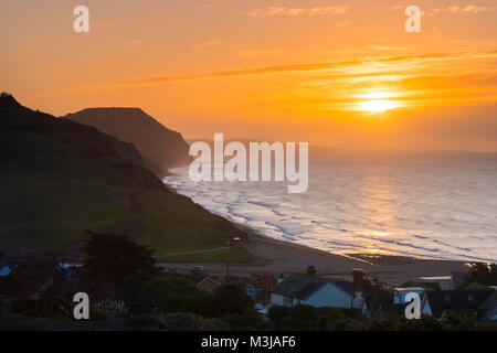 Charmouth, Dorset, Regno Unito. Xi Febbraio 2018. Regno Unito Meteo. Una spettacolare alba visto da Charmouth su Jurassic Coast di Dorset guardando verso il Golden Cap. Credito Foto: Graham Hunt/Alamy Live News. Foto Stock