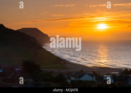 Charmouth, Dorset, Regno Unito. Xi Febbraio 2018. Regno Unito Meteo. Una spettacolare alba visto da Charmouth su Jurassic Coast di Dorset guardando verso il Golden Cap. Credito Foto: Graham Hunt/Alamy Live News. Foto Stock