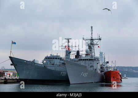 Il 10 febbraio 2018, porto Varna, Bulgaria. Questa è la seconda permanente gruppo navale di navi di sorveglianza della NATO (inserto SNMG2) sotto il comando del capitano Michael Utley della Royal Navy.Il gruppo è composto da una nave ammiraglia HMS DUNCAN (Royal Navy Ship), TCG GAZIANTEP (turco nave della marina americana) e ROS REGELE FERDINAND (Rumeno navy ship).Le navi visita regolarmente il porto di Varna come parte della NATO ha rafforzato la presenza nella regione del Mar Nero a sostegno della sovranità nazionale attraverso la difesa collettiva. Foto Stock