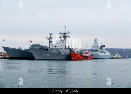 Il 10 febbraio 2018, porto Varna, Bulgaria. Questa è la seconda permanente gruppo navale di navi di sorveglianza della NATO (inserto SNMG2) sotto il comando del capitano Michael Utley della Royal Navy.Il gruppo è composto da una nave ammiraglia HMS DUNCAN (Royal Navy Ship), TCG GAZIANTEP (turco nave della marina americana) e ROS REGELE FERDINAND (Rumeno navy ship).Le navi visita regolarmente il porto di Varna come parte della NATO ha rafforzato la presenza nella regione del Mar Nero a sostegno della sovranità nazionale attraverso la difesa collettiva. Foto Stock