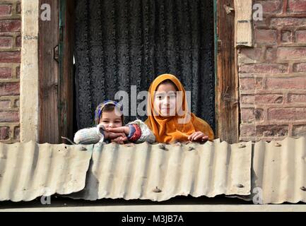 Srinagar, India. Xi Febbraio, 2018. Le ragazze del Kashmir posano per una fotografia durante lo spegnimento a Srinagar, Indiano Kashmir amministrato. Coprifuoco-simili restrizioni sono state imposte in parti di Srinagar città al seguito di una chiamata per sciopero dei gruppi separatisti per commemorare l anniversario della morte di Maqbool Bhat, il Jammu e Kashmir Liberation Front (JKLF) fondatore che fu impiccato in Delhi 34 anni fa.In altre parti della vallata, un arresto completo del sistema viene osservata. Negozi, stabilimenti commerciali sono chiusi e molto pochi veicoli sono visibili sulle strade.Maqbool Bhat fu impiccato il 11 febbraio, 1984 Foto Stock