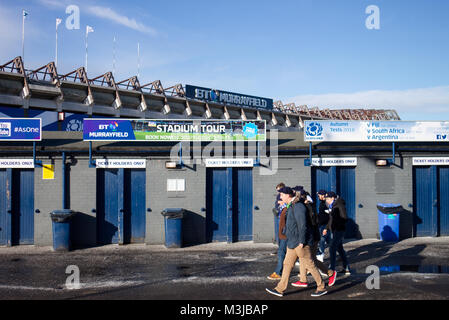 Edimburgo, Scozia, Regno Unito. Xi Febbraio, 2018. RBS 6 Nazioni - Scozia, Francia, Edimburgo, Scozia UK. Ventole francese a camminare verso i cancelli di ingresso di Murrayfield Stadium in tarda mattinata precedendo il Test Match nel pomeriggio (11 febbraio 2018). Credito: Thomas Feige/Alamy Live News Foto Stock