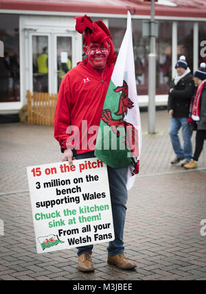 Twickenham, Regno Unito. 10 Febbraio 2018: Galles ventole godendo il pre match atmosfera prima la NatWest 6 Nazioni corrispondono a Twickenham Stadium, UK. Credit:Ashley Western/Alamy Live News fotografo Ashley Western Inghilterra e Galles mondo Copyright © 2018 Ashley Occidentale. Tutti i diritti riservati. 7 Victoria Mews, Earlsfield, London, SW18 3PY Foto Stock