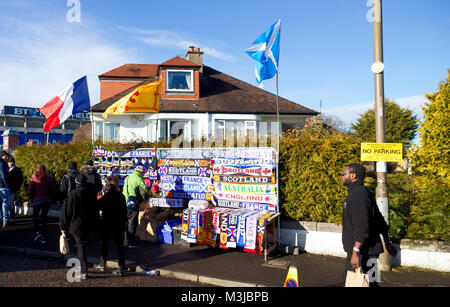 Edimburgo, Scozia, Regno Unito. Xi Febbraio, 2018. RBS 6 Nazioni - Scozia, Francia, Edimburgo, Scozia UK. Francese e tifosi scozzesi acquisto di bandiere e sciarpe davanti al gioco. Credito: Thomas Feige/Alamy Live News Foto Stock