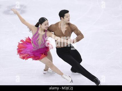 Pyeongchang, Corea del Sud. Xi Febbraio, 2018. Maia Shibutani (L) e Alex Shibutani di competere negli Stati Uniti durante la danza su ghiaccio breve danza di pattinaggio di figura team evento al 2018 PyeongChang Olimpiadi invernali in Gangneung Ice Arena, Corea del Sud, il 11 febbraio, 2018. Credito: Han Yan/Xinhua/Alamy Live News Foto Stock