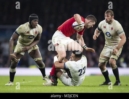 Twickenham, Regno Unito. 10 Febbraio 2018: Galles del Nord George è affrontato da Inghilterra del Ben te' o durante la NatWest 6 Nazioni corrispondono a Twickenham Stadium, UK. Credit:Ashley Western/Alamy Live News Foto Stock