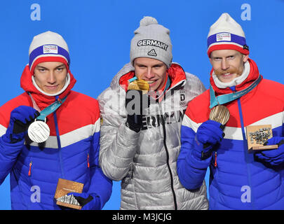 Pyeongchang, Corea del Sud. Xi Febbraio, 2018. Champion Andreas Wellinger dalla Germania (C), il secondo posto di Johann Andre Forfang (L) dalla Norvegia e terzo posto Robert Johansson dalla Norvegia rappresentano per le foto durante la premiazione di uomini normali hill singolo evento di salto con gli sci a 2018 PyeongChang Giochi Olimpici Invernali a Medal Plaza in PyeongChang, Corea del Sud, il 11 febbraio, 2018. Credito: Lui Siu Wai/Xinhua/Alamy Live News Foto Stock