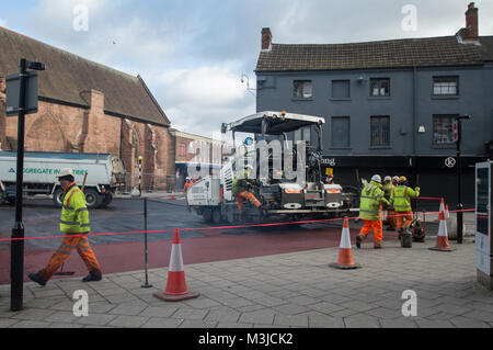 Coventry, Regno Unito. 11 feb 2018 Coventry City Council appaltatori riaffiorare la giunzione di Burges e Hale Street causando caos del traffico come il traffico è stato deviato. Una volta finito, la migliore strada per aumentare il flusso del traffico nella zona. Credito: David Coote/Alamy Live News. Foto Stock