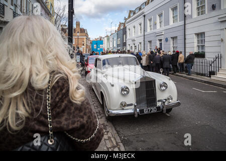 Londra, Regno Unito. 11 feb 2018. Una bionda orologi della ventola di un bianco 1960 Rolls Royce Silver Cloud Mk2 originariamente di proprietà di Diana Dors mentre una placca è svelata per commemorare il suo sulla parete del suo ex casa su Burnsall Street nel Quartiere di Chelsea. Credito: Guy Corbishley/Alamy Live News Foto Stock