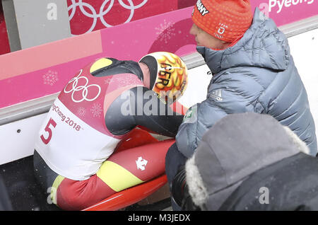 Pyeongchang, Corea del Sud. Xi Febbraio, 2018. La Germania Felix Loch è frastrated per anomalia durante la fase di uomini singoli caso di luge al 2018 PyeongChang Giochi Olimpici Invernali presso Olympic Centro di scorrimento, PyeongChang, Corea del Sud, 11 febbraio, 2018. Credito: Li pista/Xinhua/Alamy Live News Foto Stock