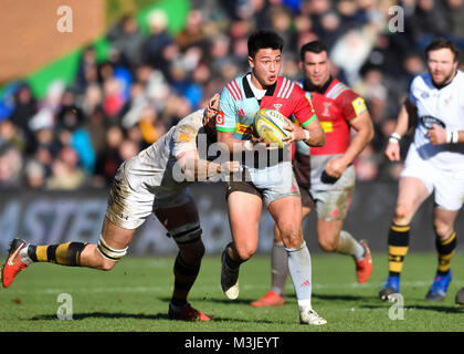 Twickenham, Regno Unito. Xi Febbraio, 2018. Marcus Smith di arlecchini viene affrontato nel corso di Aviva Premiership match tra arlecchini e vespe a Twickenham Stoop Domenica, 11 febbraio 2018. Londra Inghilterra. Credito: Taka Wu/Alamy Live News Foto Stock